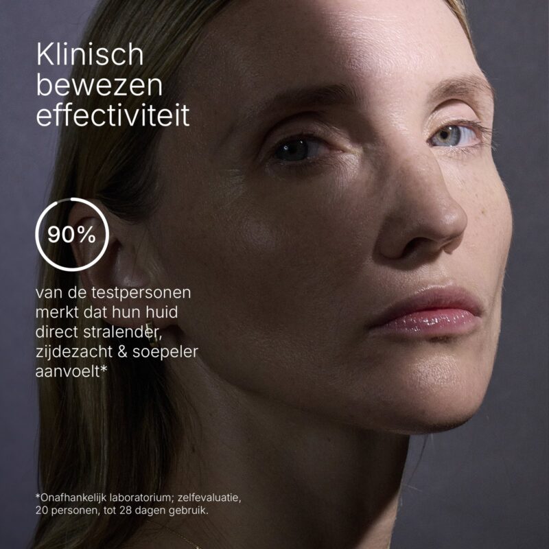Modelbeeld bij Skin Regimen LX Detox Cleanser met tekst “Klinisch bewezen effectiviteit – 90% van de testpersonen merkt een stralendere en soepelere huid”